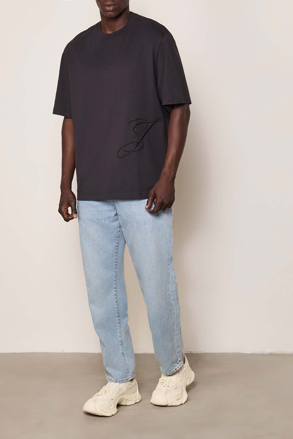 תמונת כל הלוק של חולצת טי